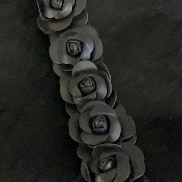 NEW-Clever Carriage Artisan Handcrafted Black Crossbody with Leather Rose Strap - Picture 8 of 8